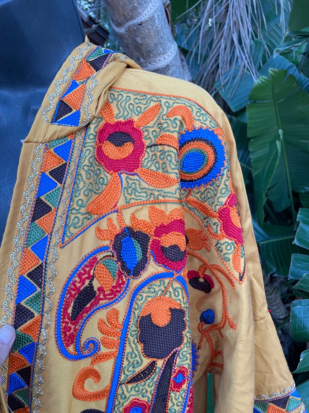 embroidered hooded, full length of jacket - Picture 4 of 8